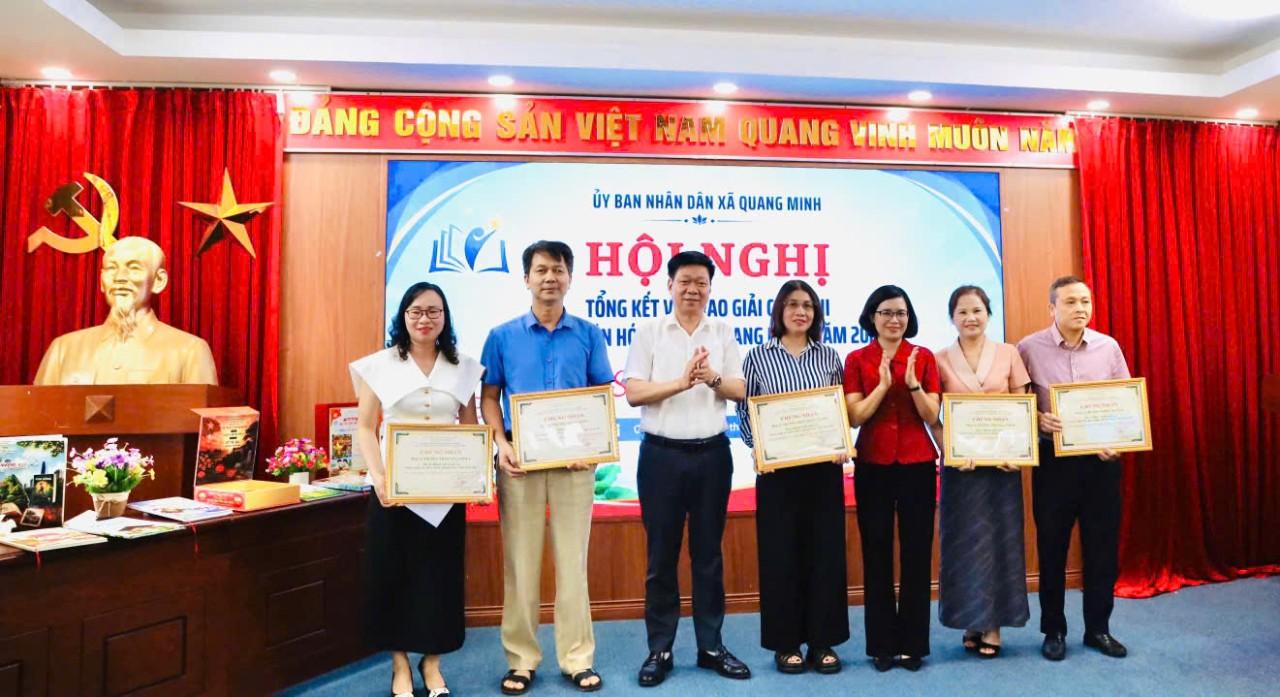 Các đồng chí lãnh đạo xã trao giấy khen cho 5 trường học có thành tích xuất sắc trong công tác phát triển văn hóa đọc năm 2026