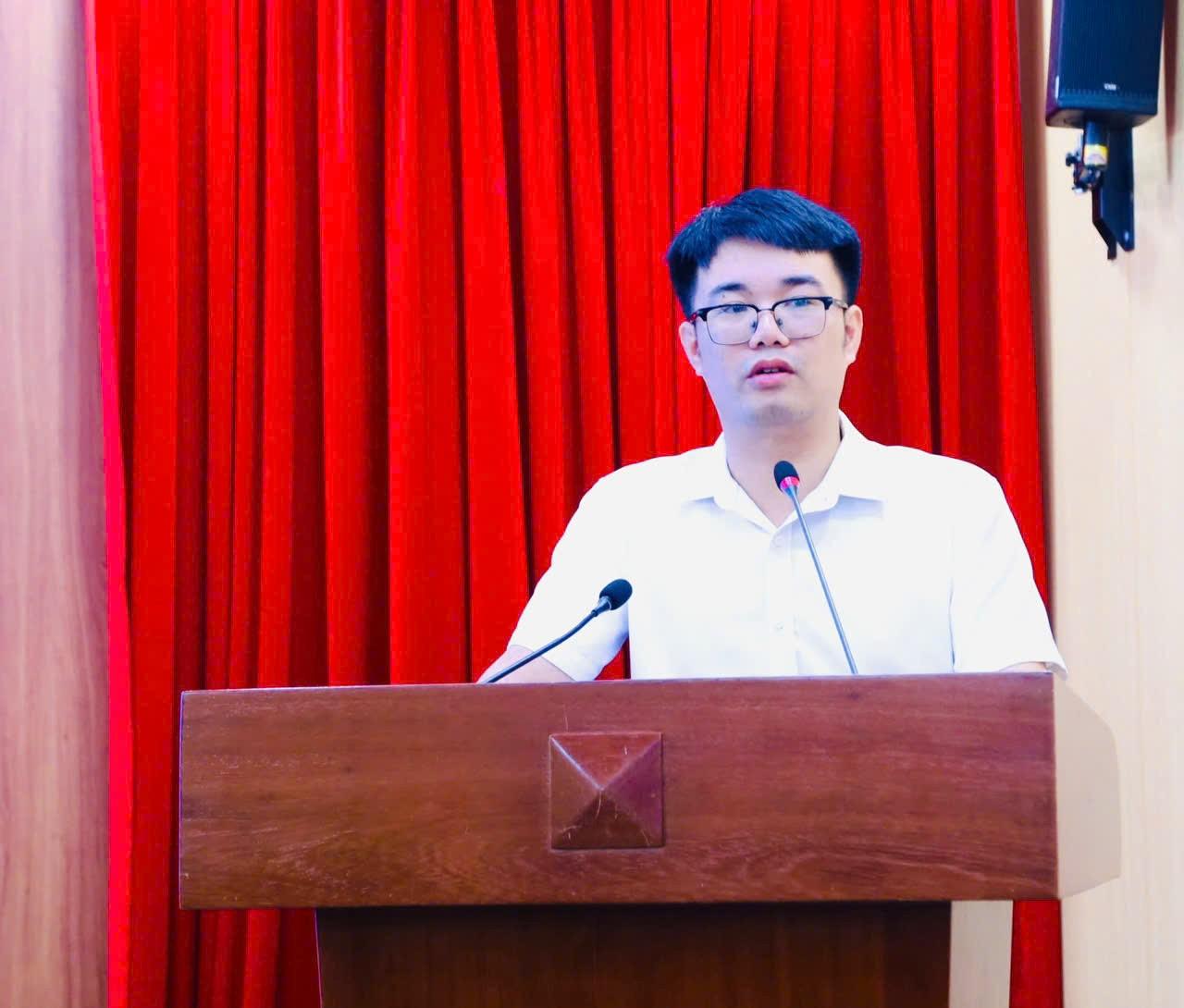 Đồng chí Đỗ Văn Chiến, Đảng ủy viên, Giám đốc Trung tâm Dịch vụ tổng hợp xã phát biểu tại hội nghị
