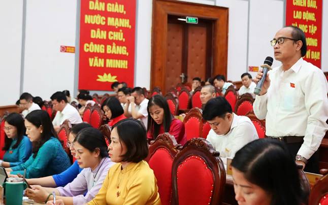 Đại biểu HĐND xã chất vấn tại kỳ họp