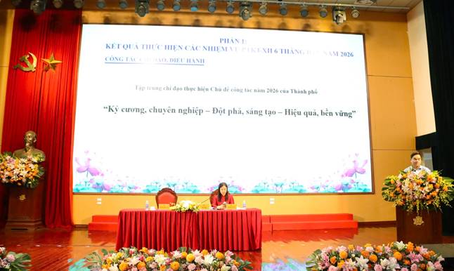 Đồng chí Phùng Công Thế- Trưởng phòng Kinh tế trình bày báo cáo phát triển kinh tế 6 tháng đầu năm, phương hướng nhiệm vụ 6 tháng cuối năm 2026