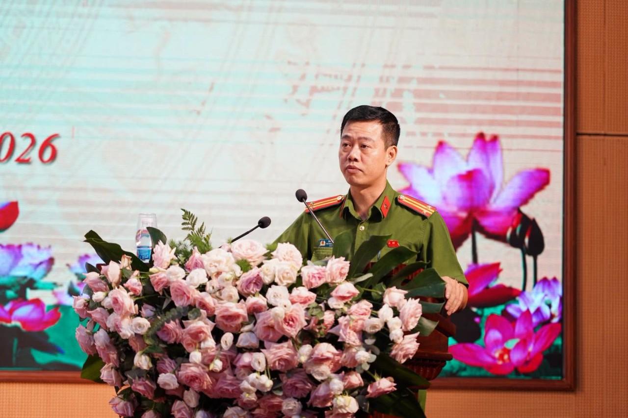 Trung tá Hà Đăng LInh - Phó Trưởng công an xã phát biểu tại hội nghị