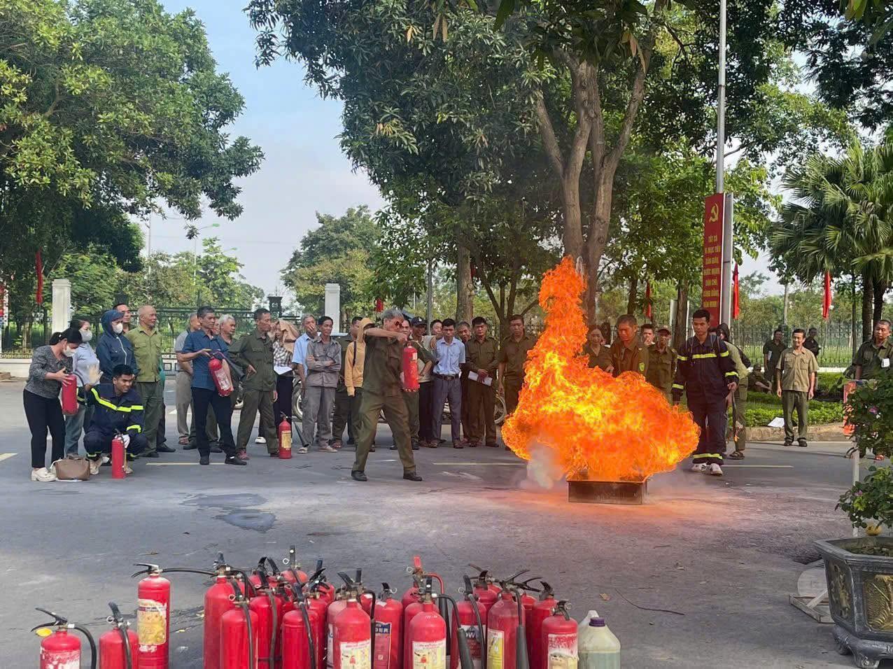 Các đại biểu thực hành phương án phòng cháy, chữa cháy