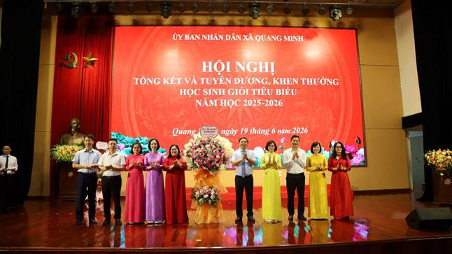 Các đồng chí lãnh đạo xã tặng hoa chúc mừng ngành giáo dục