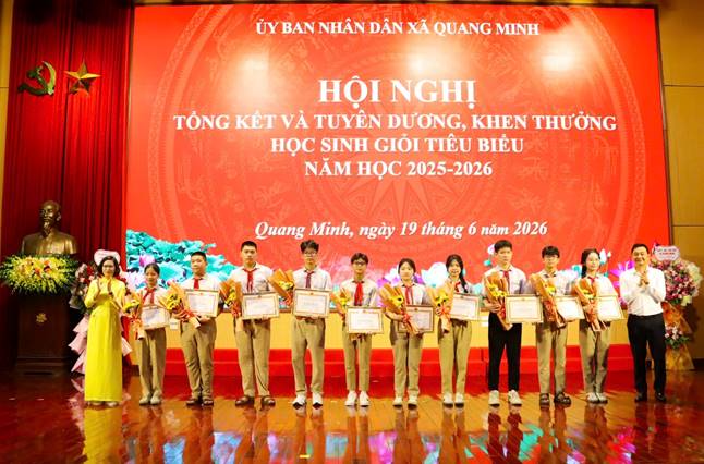 Đồng chí Nguyễn Thị Ngọc Hà - Phó Bí thư Thường trực Đảng ủy và đồng chí Nguyễn Tiến Dũng - Phó Bí thư Đảng ủy, Chủ tịch UBND xã tặng giấy khen cho các em học sinh đạt giải cao tại các kỳ thi và học sinh giỏi tiêu biểu năm học 2025-2026