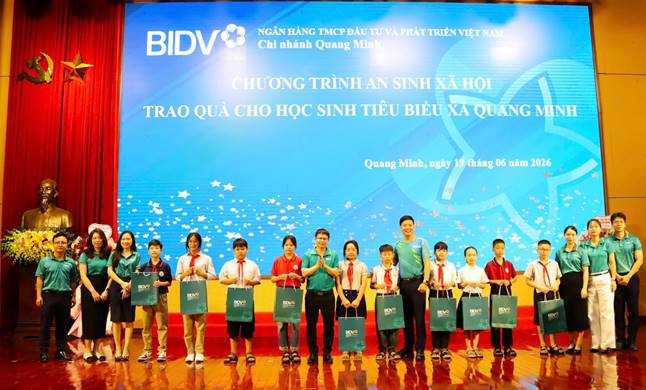 Ngân hàng TMCP Đầu tư và Phát triển Việt Nam (BIDV) Chi nhánh Quang Minh trao tặng 20 suất quà cho học sinh có hoàn cảnh khó khăn