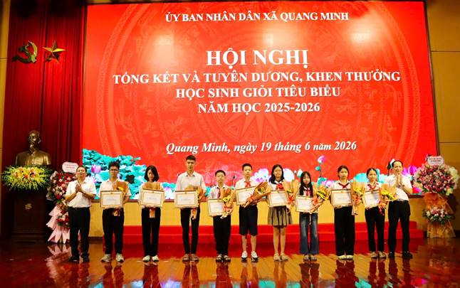 Đồng chí Lê Sỹ Cường – UVBTV, Chủ tịch UBMTTQ xã và đồng chí Lưu Văn Tư – UVBTV- Trưởng ban Xây dựng Đảng tặng giấy khen cho các em học sinh đạt giải cao tại các kỳ thi và học sinh giỏi tiêu biểu năm học 2025-2026