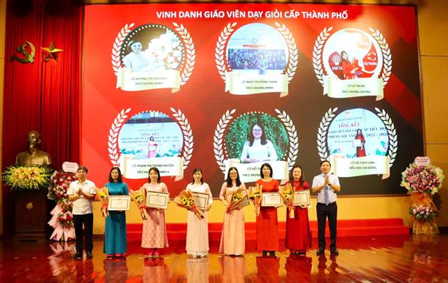 Đồng chí Nguyễn Thanh Liêm - Thành ủy viên, Bí thư Đảng ủy, Chủ tịch HĐND xã và đồng chí Đào Tân Lý, Trưởng phòng Giáo dục Tiểu học, Sở Giáo dục và Đào tạo Hà Nội tặng giấy khen cho các giáo viên đạt giải cao tại Hội thi giáo viên giỏi cấp Thành phố