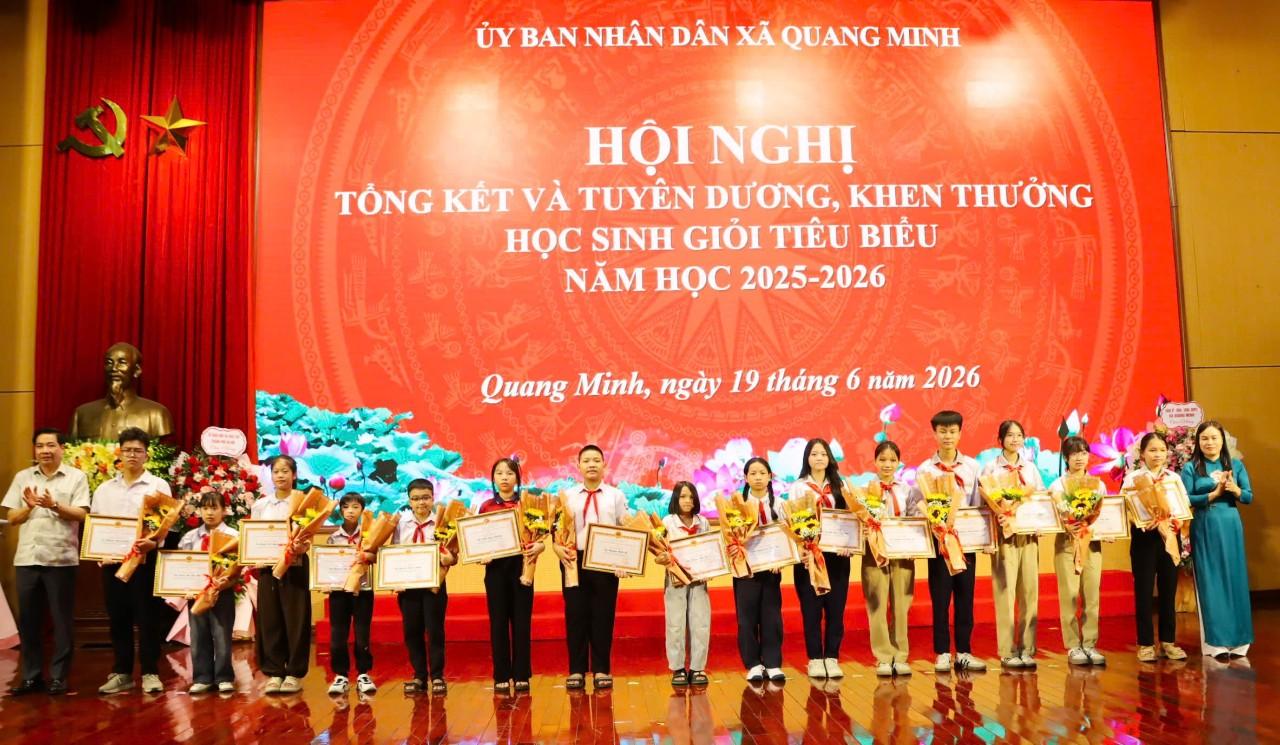 Đồng chí Hoàng Văn Cường – UVBTV, Chủ nhiệm Uỷ ban kiểm tra và đồng chí Nguyễn Thị Lộc – UVBTV, Phó Chủ tịch HĐND xã tặng giấy khen cho các em học sinh đạt giải cao tại các kỳ thi và học sinh giỏi tiêu biểu năm học 2025-2026