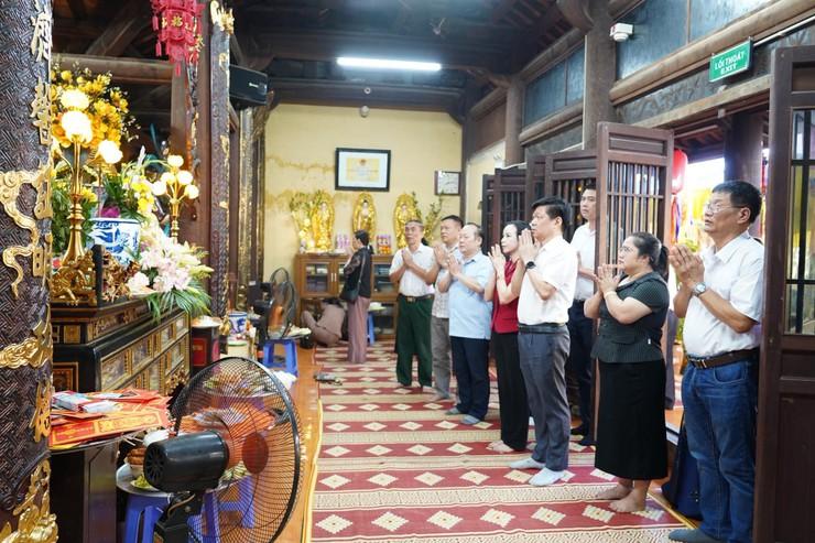Đồng chí Phạm Anh Tuấn - Phó Chủ tịch UBND xã dâng hương tại chùa Vạn Phúc