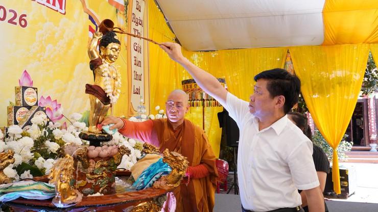Đồng chí Phạm Anh Tuấn - Phó Chủ tịch UBND xã thực hiện nghi lễ tắm phật