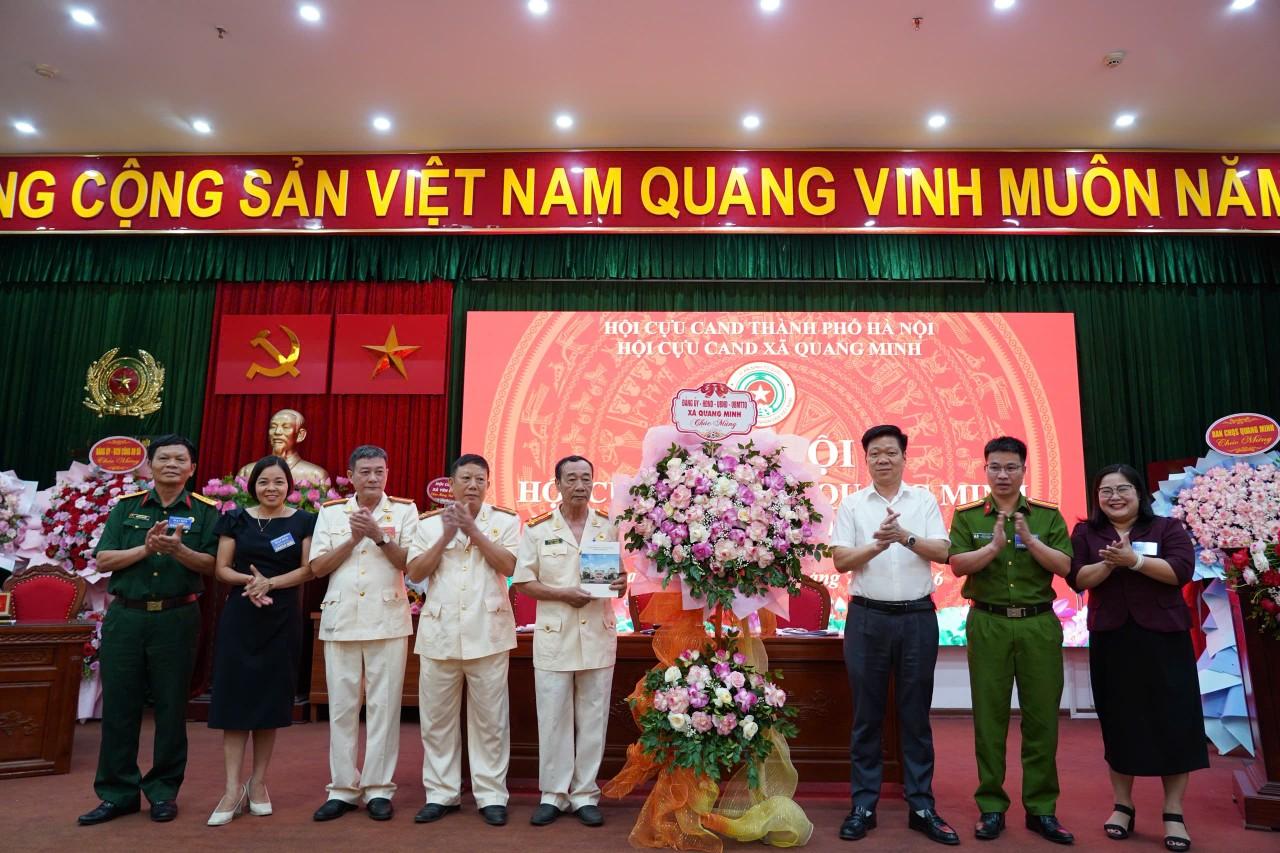 Các đồng chí lãnh đạo xã tặng hoa chúc mừng