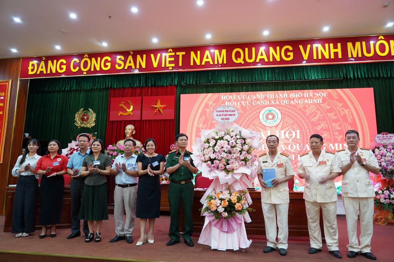 Các đồng chí lãnh đạo MTTQ xã tặng hoa chúc mừng