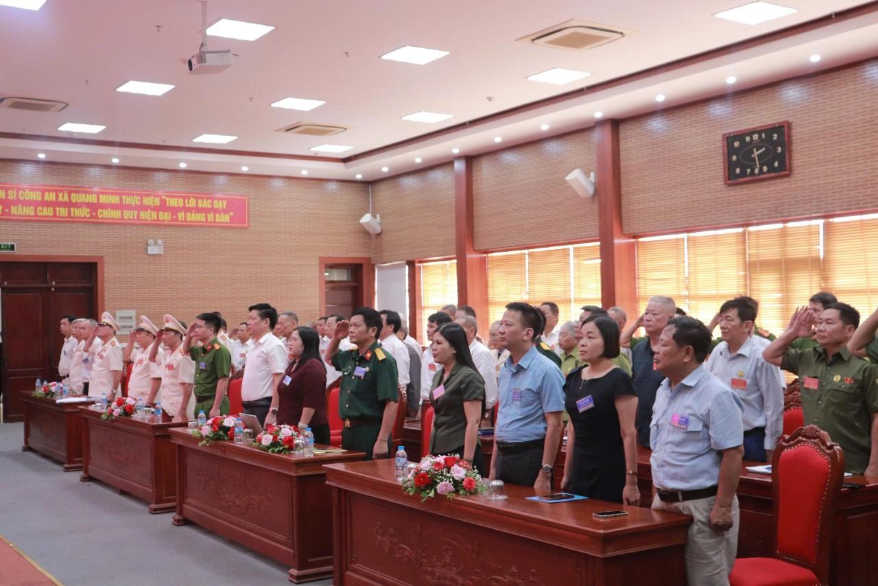 Các đại biểu thực hiện nghi lễ chào cờ