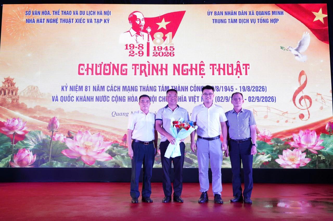 Đồng chí Đỗ Văn Chiến – Giám đốc Trung tâm Dịch vụ Tổng hợp xã đã tặng hoa, gửi lời cảm ơn tới tập thể lãnh đạo, nghệ sĩ, diễn viên Nhà hát Nghệ thuật Xiếc và Tạp kỹ Hà Nội