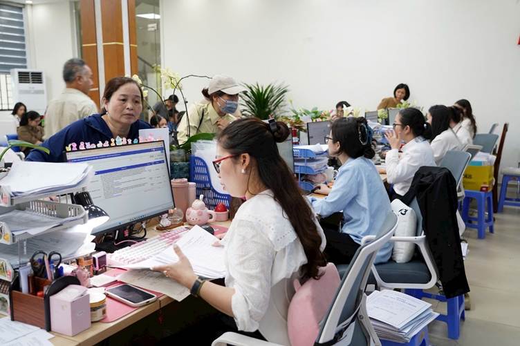 Cán bộ, công chức trực tiếp giải quyết thủ tục hành chính cho nhân dân