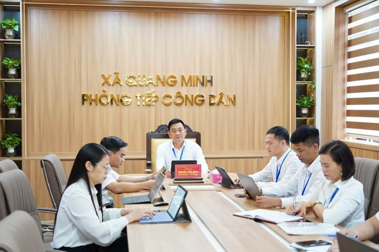 Đồng chí Nguyễn Tiến Dũng – Phó Bí thư Đảng ủy, Chủ tịch UBND xã Quang Minh trực tiếp lắng nghe, giải quyết kiến nghị của công dân