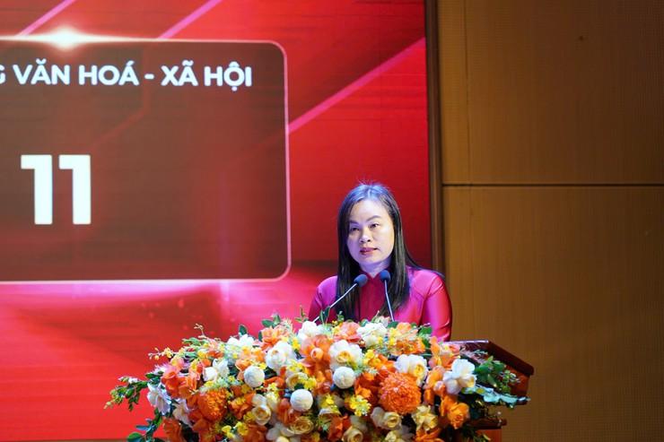Đồng chí Nguyễn Thị Lộc, Ủy viên Ban Thường vụ Đảng ủy, Phó Chủ tịch HĐND xã công bố Nghị quyết số 43/NQ-HĐND ngày 26/9/2026 của HĐND xã Quang Minh về việc tổ chức lại các phòng chuyên môn thuộc UBND xã.