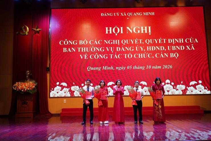 Các đồng chí lãnh đạo xã trao quyết định và tặng hoa chúc mừng các đồng chí được bổ nhiệm đối với một số cán bộ lãnh đạo, quản lý thuộc Đảng ủy và các đơn vị sự nghiệp thuộc UBND xã
