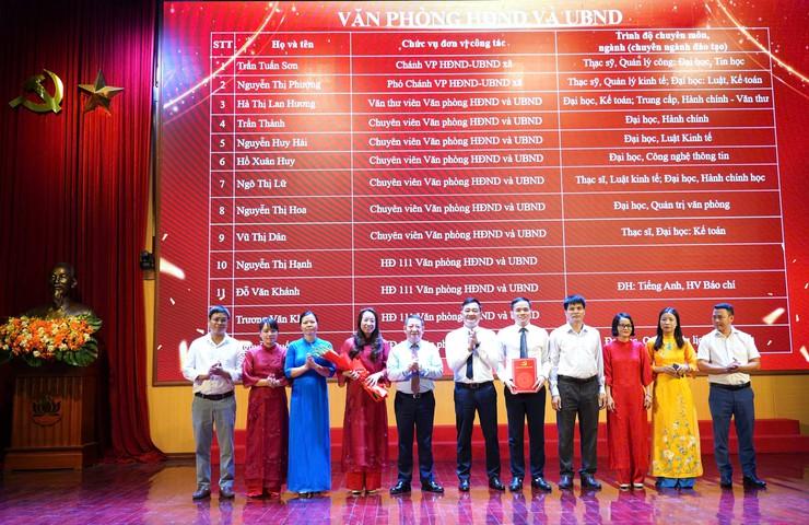 Các đồng chí lãnh đạo xã trao quyết định thành lập và bổ nhiệm lãnh đạo Văn phòng HĐND - UBND xã