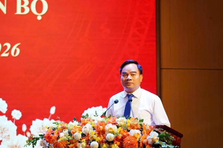 Đồng chí Phùng Công Thế - Đảng ủy viên, Trưởng phòng Hạ tầng - Nông nghiệp và Môi trường phát biểu nhận nhiệm vụ