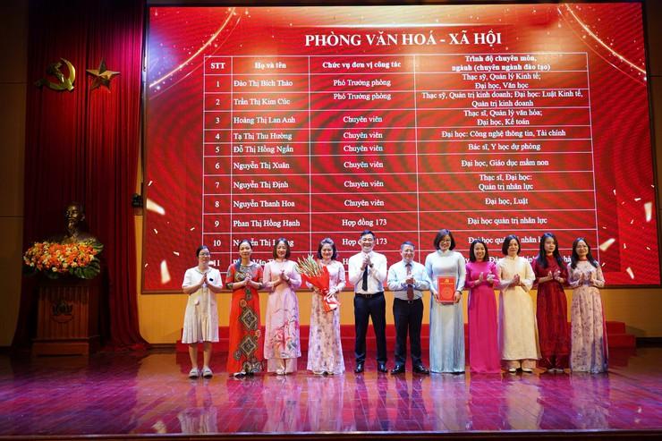 Các đồng chí lãnh đạo xã trao quyết định thành lập và bổ nhiệm lãnh đạo phòng Văn hoá- Xã hội