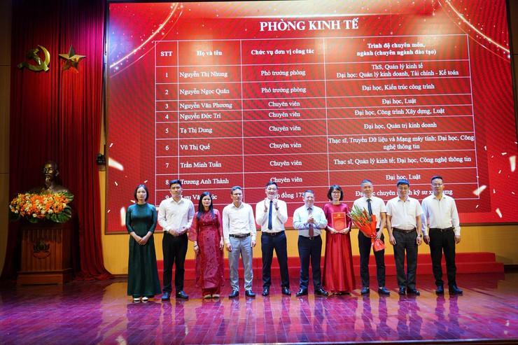 Các đồng chí lãnh đạo xã trao quyết định thành lập và bổ nhiệm lãnh đạo phòng Kinh tế