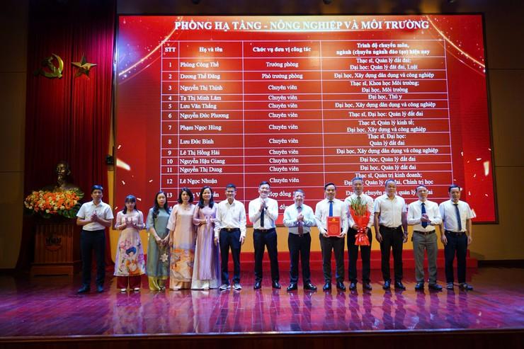 Các đồng chí lãnh đạo xã trao quyết định thành lập và bổ nhiệm lãnh đạo phòng Hạ tầng - Nông nghiệp và Môi trường