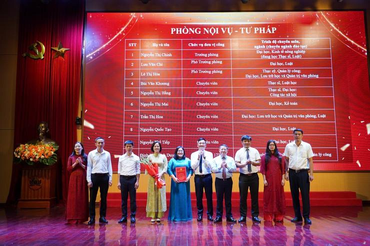 Các đồng chí lãnh đạo xã trao quyết định thành lập và bổ nhiệm lãnh đạo phòng Nội vụ - Tư Pháp