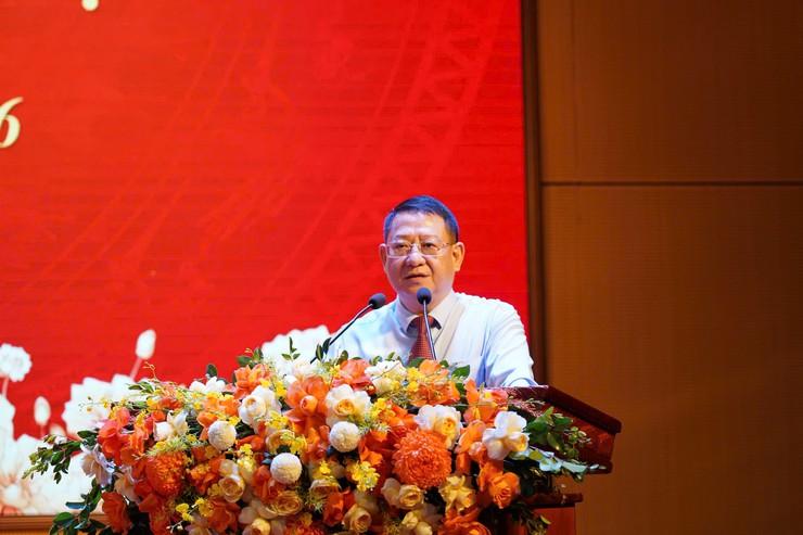 Đồng chí Hoàng Anh Tuấn - Thành ủy viên, Bí thư Đảng ủy xã phát biểu giao nhiệm vụ