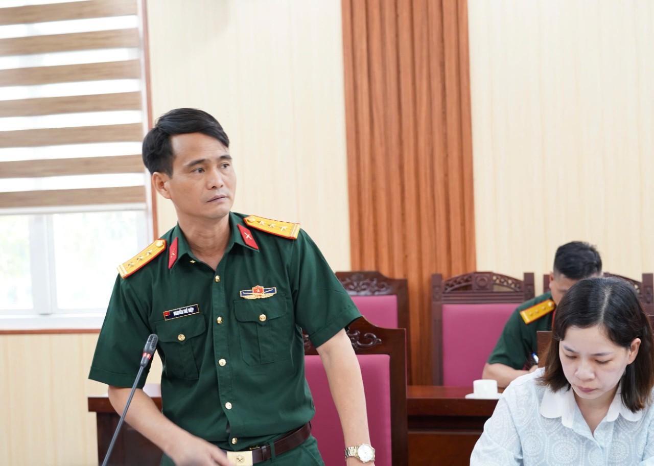 Đồng chí Nguyễn Thế Hiệp - Chỉ huy trưởng BCHQS xã phát biểu tại hội nghị