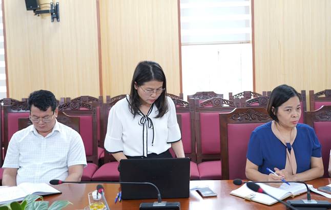 Đồng chí Nguyễn Thị Thu Hiền – ĐUV, Trưởng ban Kinh tế - Ngân sách HĐND xã phát biểu tại hội nghị