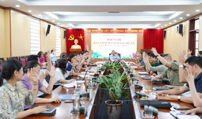 Các đại biểu thông qua nghị quyết hội nghị