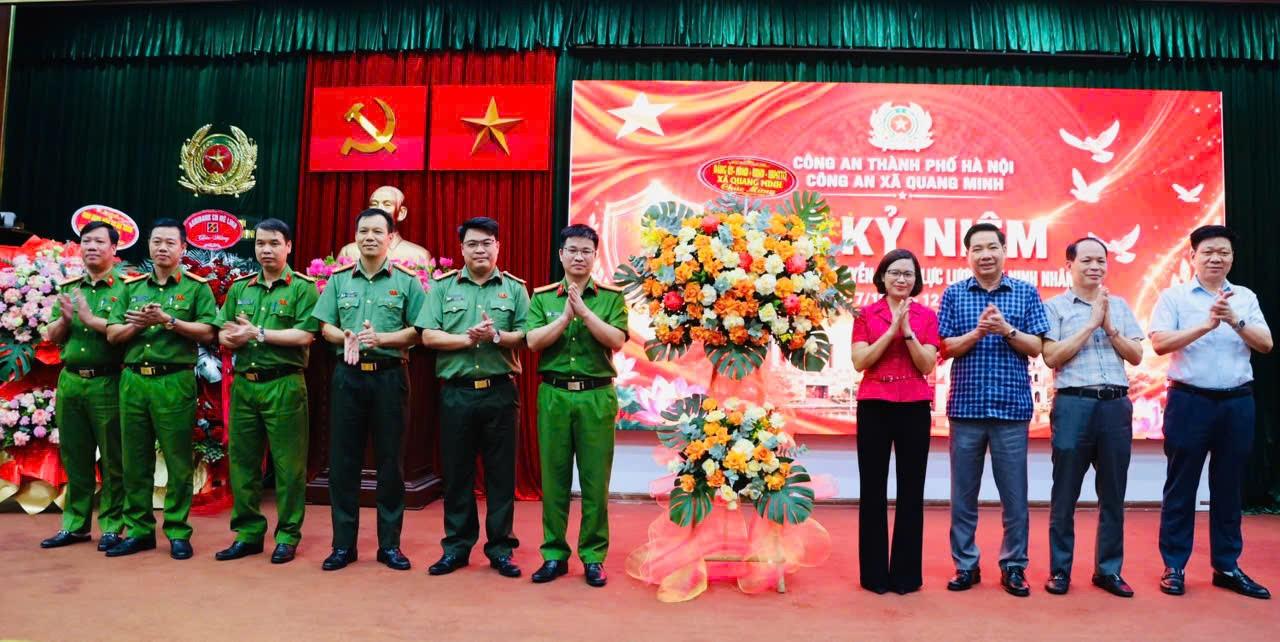 Các đồng chí lãnh đạo xã tặng hoa chúc mừng lực lượng công an xã