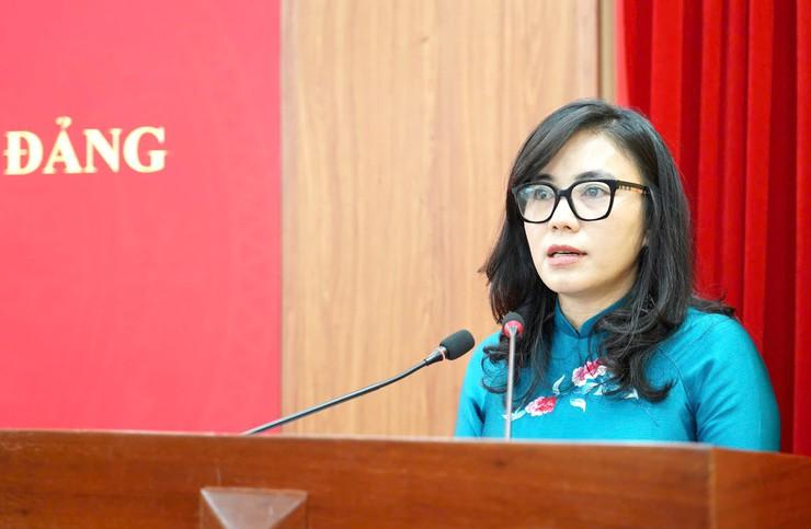 Đồng chí Đào Thị Phương Lan – Hiệu trưởng trường THPT Quang Minh phát biểu nhận nhiệm vụ