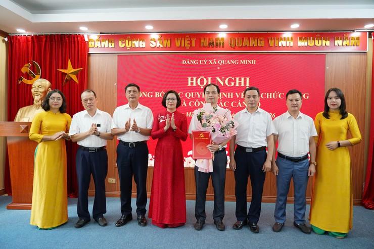 Đồng chí Nguyễn Thị Ngọc Hà – Phó Bí thư Thường trực Đảng uỷ, Chủ tịch HĐND xã trao quyết định cho trường THPT Mê Linh