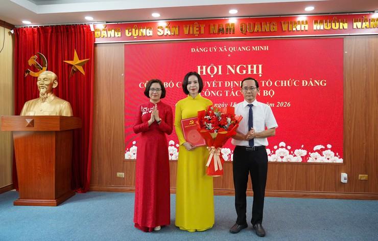 Đồng chí Nguyễn Thị Ngọc Hà – Phó Bí thư Thường trực Đảng uỷ, Chủ tịch HĐND xã trao quyết định cho trường THCS Chất lượng cao Trưng Vương