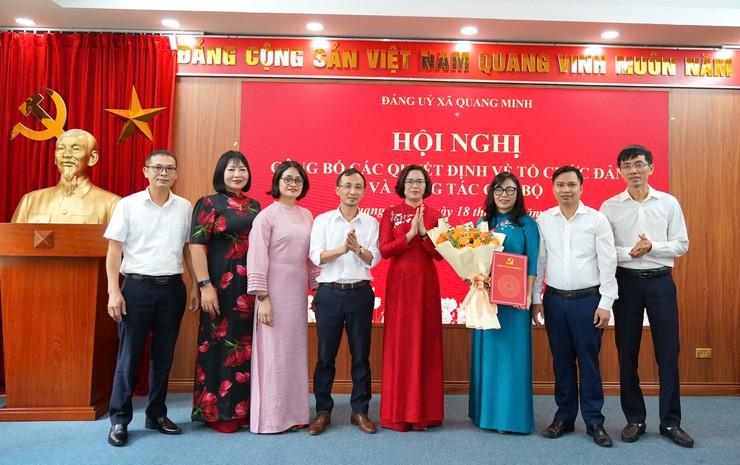 Đồng chí Nguyễn Thị Ngọc Hà – Phó Bí thư Thường trực Đảng uỷ, Chủ tịch HĐND xã trao quyết định cho trường THPT Quang Minh