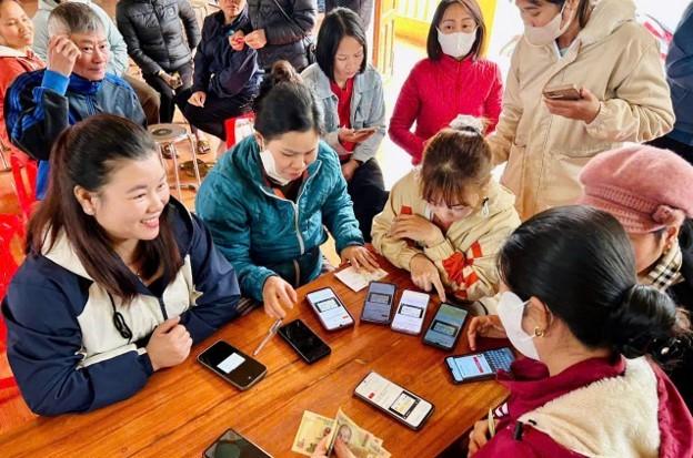Tổ chuyển đổi số cộng đồng hỗ trợ người dân tiếp cận các tiện ích số (ảnh minh họa)