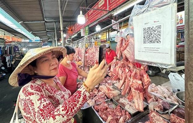 Người dân Quang Minh từng bước hình thành thói quen sử dụng các tiện ích số (ảnh minh họa)