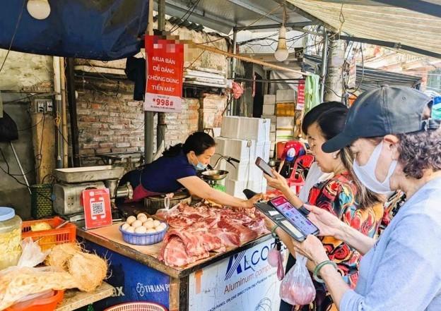 Thanh toán không dùng tiền mặt ngày càng phổ biến tại các chợ trên địa bàn xã (ảnh minh họa)
