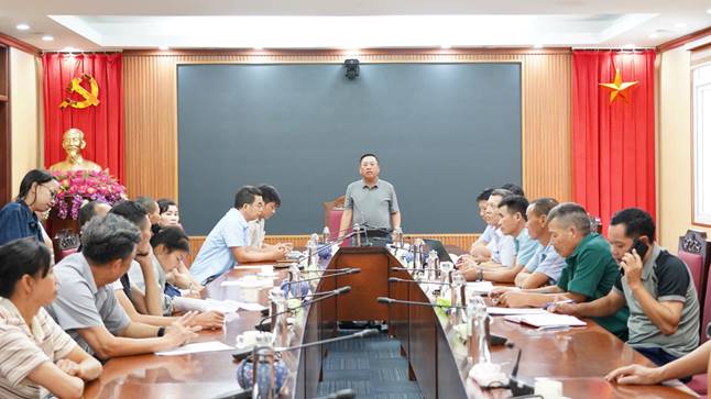 Đồng chí Hoàng Quốc Thịnh - Phó Chủ tịch UBND xã phát biểu tại hội nghị