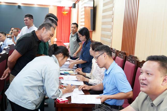 Các hộ kí biên bản xác nhận kết quả bốc thăm