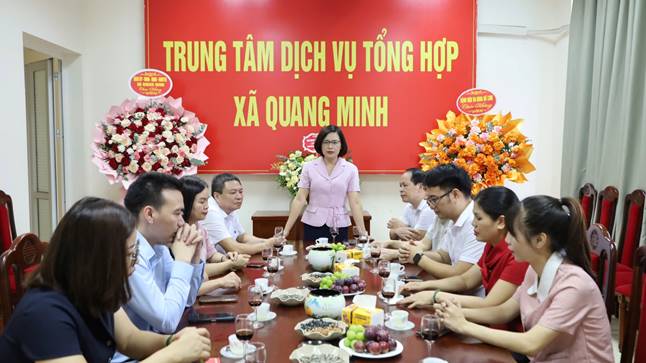 Đồng chí Phó Bí thư Thường trực Đảng uỷ xã phát biểu chúc mừng