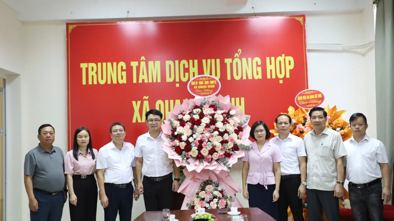 Các đồng chí lãnh đạo xã Quang Minh tặng hoa chúc mừng Trung tâm Dịch vụ tổng hợp xã