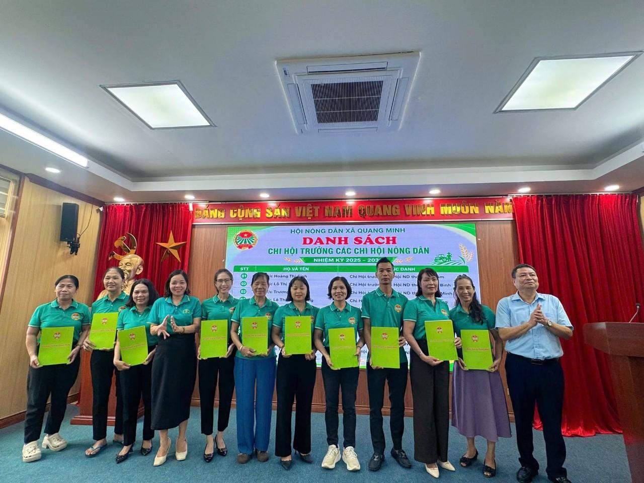 Các đồng chí lãnh đạo xã trao quyết định thành lập chi hội Nông dân các thôn mới