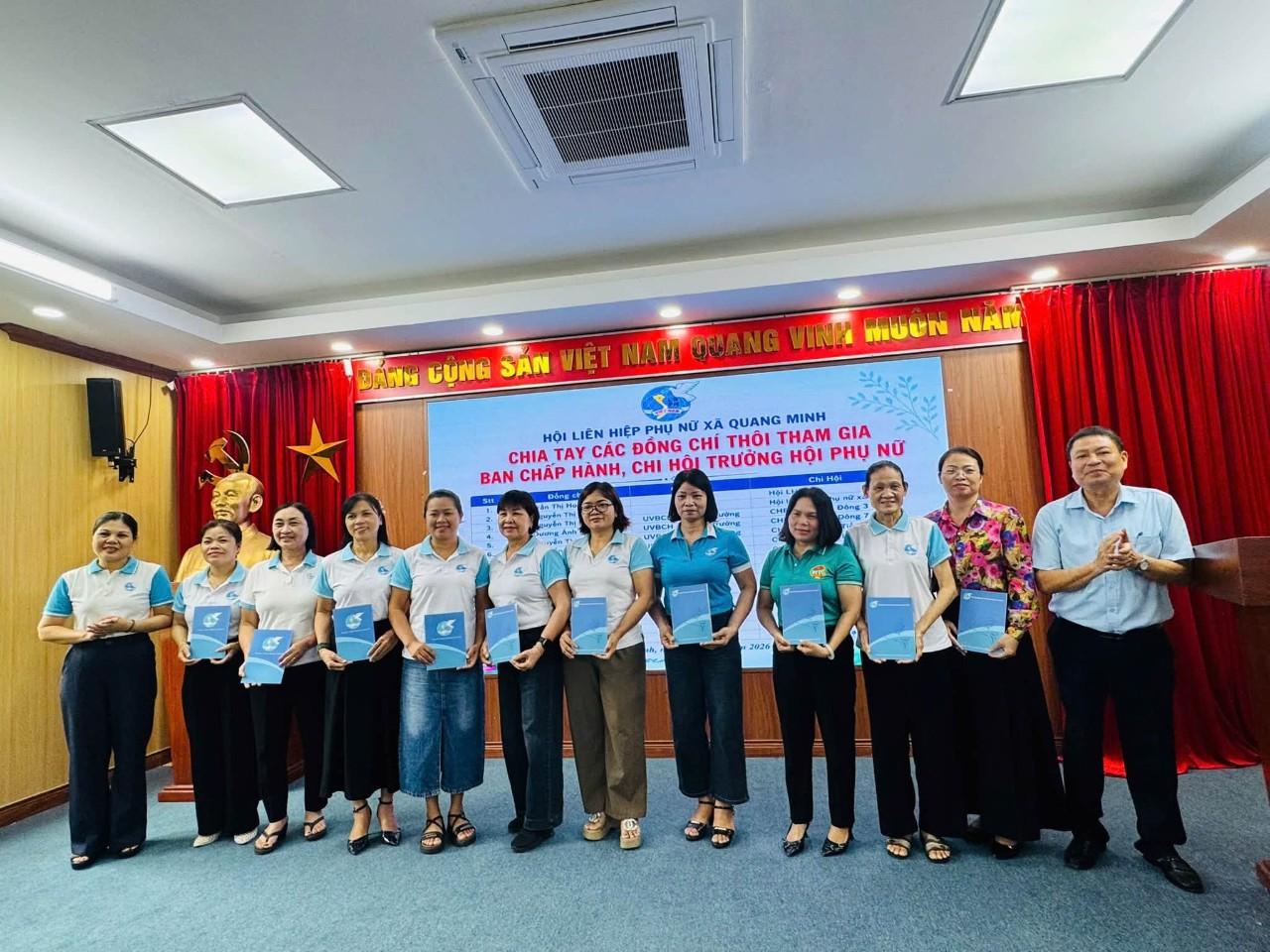 Các đồng chí lãnh đạo xã trao quyết định thành lập chi hội Phụ nữ các thôn mới