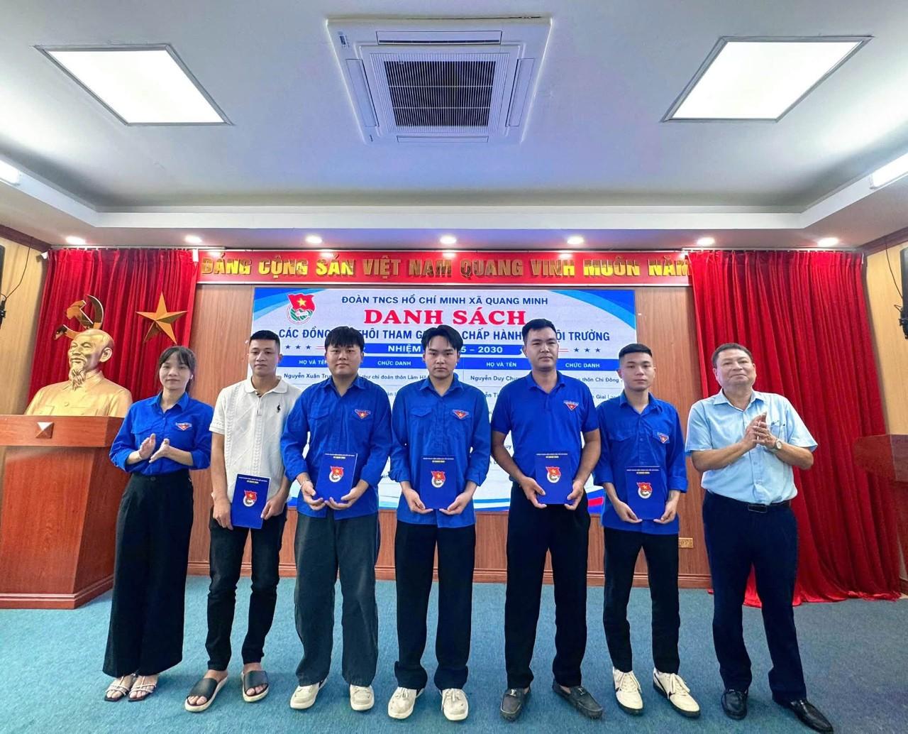 Các đồng chí lãnh đạo xã trao quyết định thành lập chi Đoàn thanh niên các thôn mới