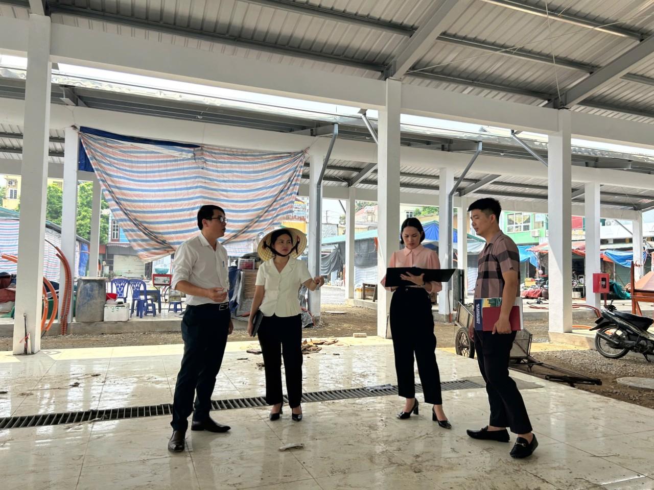 Đoàn giám sát khảo sát thực tế tại chợ Quang Minh