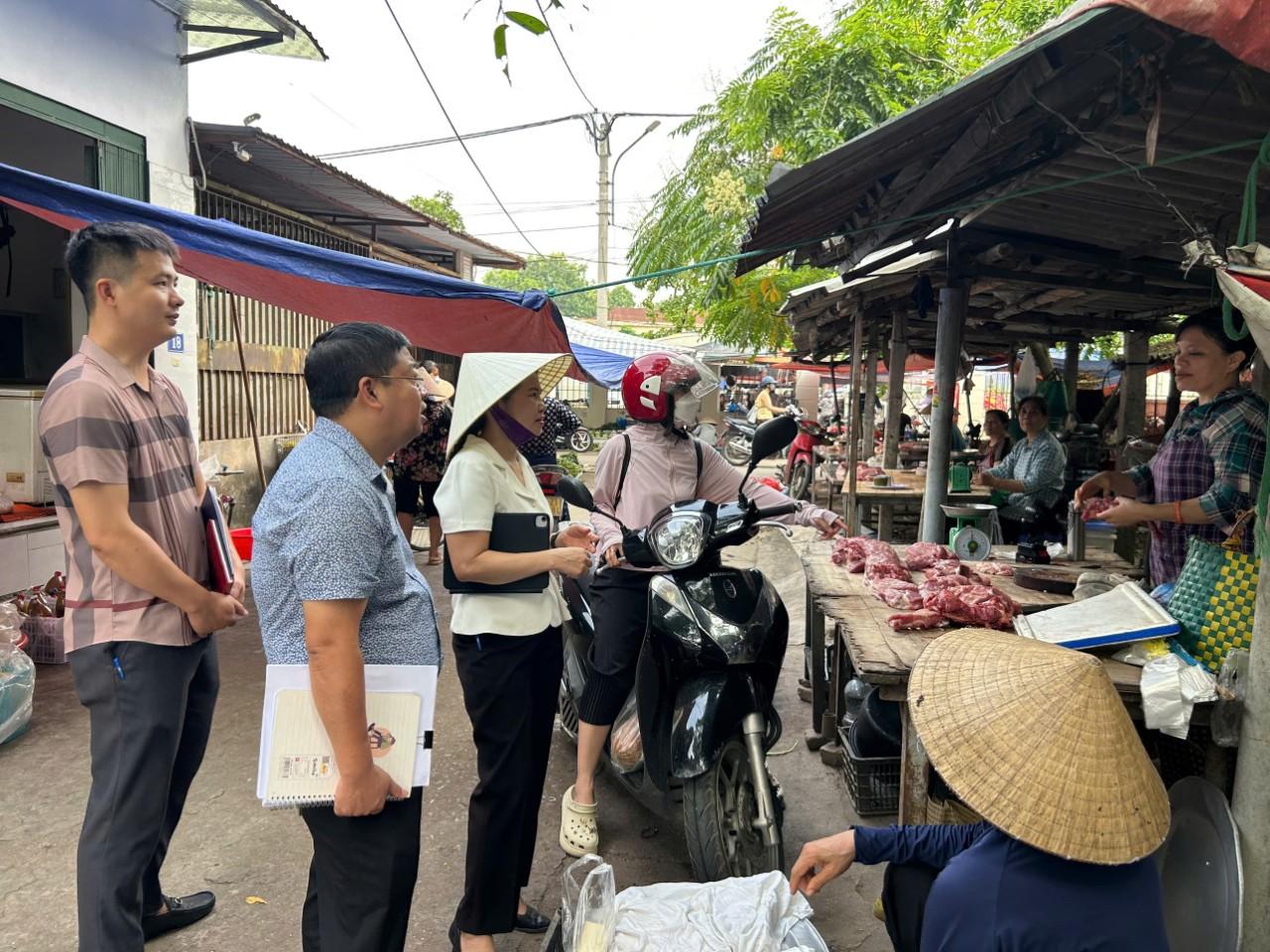 Đoàn giám sát khảo sát thực tế tại chợ Chi Đông