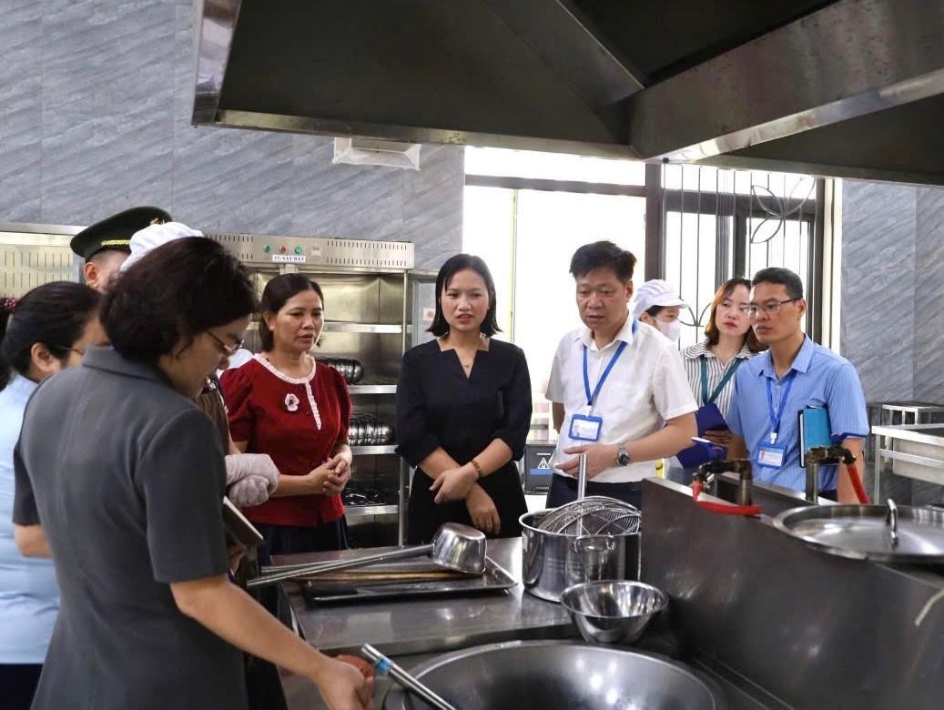 Đoàn kiểm tra liên nghành ATTP của xã kiểm tra cơ sở kinh doanh dịch vụ ăn uống
